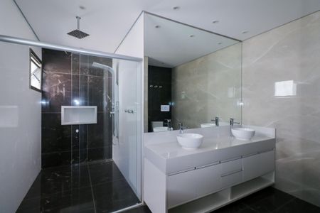 Casa de condomínio à venda com 800m², 5 quartos e 10 vagas Casa de condomínio à venda com 800m², 5 quartos e 10 vagasBanheiro da Suíte 5