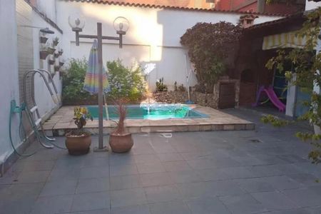 Casa de condomínio à venda com 300m², 4 quartos e 3 vagas