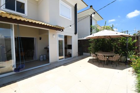 Casa de condomínio à venda com 167m², 3 quartos e 2 vagasQuintal