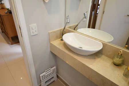 Casa de condomínio à venda com 167m², 3 quartos e 2 vagasLavabo