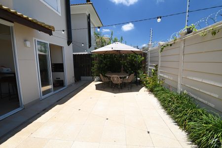 Casa de condomínio à venda com 167m², 3 quartos e 2 vagasQuintal