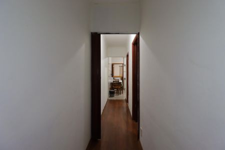 Casa à venda com 119m², 2 quartos e 2 vagasCorredor interno