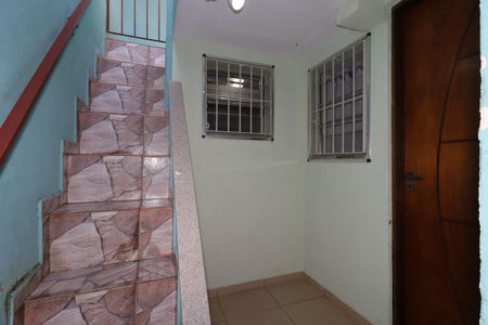 Casa à venda com 119m², 2 quartos e 2 vagasEscada