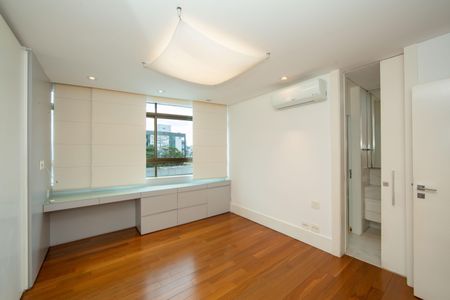 Apartamento à venda com 705m², 5 quartos e 6 vagasQUARTO4