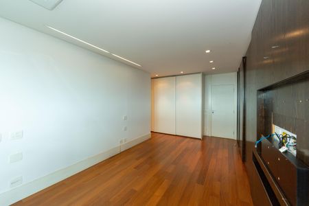 Apartamento à venda com 705m², 5 quartos e 6 vagasQUARTO2