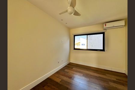 Casa de condomínio à venda com 300m², 3 quartos e 2 vagas Casa de condomínio à venda com 300m², 3 quartos e 2 vagasQuarto