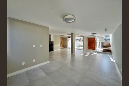 Sala de casa de condomínio para alugar com 3 quartos, 300m² em Jacarepaguá, Rio de Janeiro