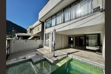 Casa de condomínio à venda com 300m², 3 quartos e 2 vagas Casa de condomínio à venda com 300m², 3 quartos e 2 vagasÁrea externa