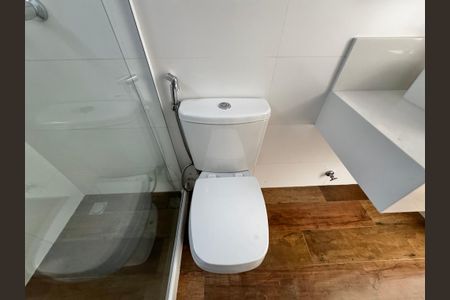 Casa de condomínio à venda com 300m², 3 quartos e 2 vagas Casa de condomínio à venda com 300m², 3 quartos e 2 vagasBanheiro Social