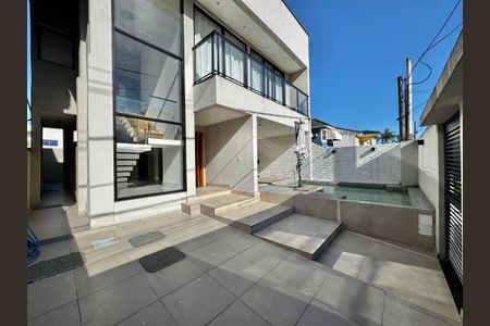 Casa de condomínio à venda com 300m², 3 quartos e 2 vagas Casa de condomínio à venda com 300m², 3 quartos e 2 vagasÁrea externa