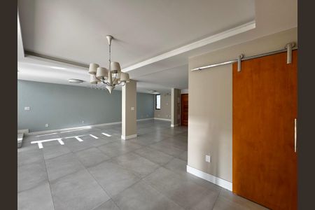 Casa de condomínio à venda com 300m², 3 quartos e 2 vagas Casa de condomínio à venda com 300m², 3 quartos e 2 vagasSala