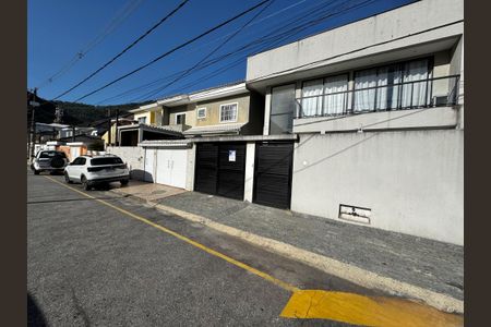 Casa de condomínio à venda com 300m², 3 quartos e 2 vagas Casa de condomínio à venda com 300m², 3 quartos e 2 vagasFachada