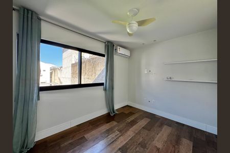 Casa de condomínio à venda com 300m², 3 quartos e 2 vagas Casa de condomínio à venda com 300m², 3 quartos e 2 vagasSuíte 2