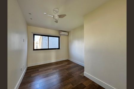 Casa de condomínio à venda com 300m², 3 quartos e 2 vagas Casa de condomínio à venda com 300m², 3 quartos e 2 vagasQuarto