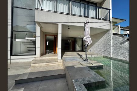 Casa de condomínio à venda com 300m², 3 quartos e 2 vagas Casa de condomínio à venda com 300m², 3 quartos e 2 vagasÁrea externa