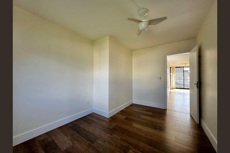 Casa de condomínio à venda com 300m², 3 quartos e 2 vagas Casa de condomínio à venda com 300m², 3 quartos e 2 vagasQuarto