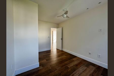 Casa de condomínio à venda com 300m², 3 quartos e 2 vagas Casa de condomínio à venda com 300m², 3 quartos e 2 vagasQuarto