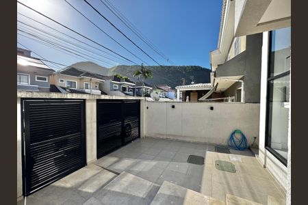 Casa de condomínio à venda com 300m², 3 quartos e 2 vagas Casa de condomínio à venda com 300m², 3 quartos e 2 vagasÁrea externa