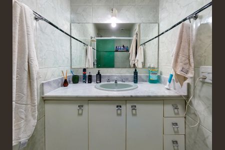 Apartamento à venda com 102m², 3 quartos e 2 vagas Apartamento à venda com 102m², 3 quartos e 2 vagasBanheiro Corredor