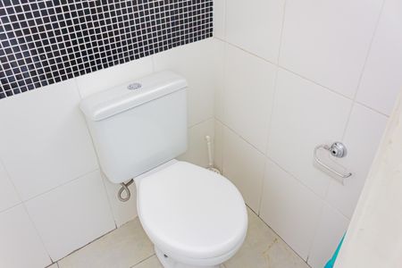Banheiro de serviço de apartamento para alugar com 2 quartos, 71m² em Perdizes, São Paulo