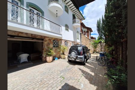 Casa à venda com 700m², 5 quartos e 8 vagas Casa à venda com 700m², 5 quartos e 8 vagasGaragem