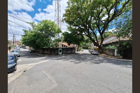 Casa à venda com 700m², 5 quartos e 8 vagas Casa à venda com 700m², 5 quartos e 8 vagasVista da Rua