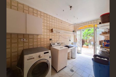 Casa à venda com 700m², 5 quartos e 8 vagas Casa à venda com 700m², 5 quartos e 8 vagasÁrea de Serviço