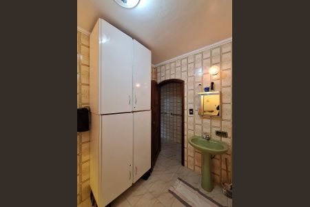 Casa à venda com 700m², 5 quartos e 8 vagas Casa à venda com 700m², 5 quartos e 8 vagasBanheiro de serviço