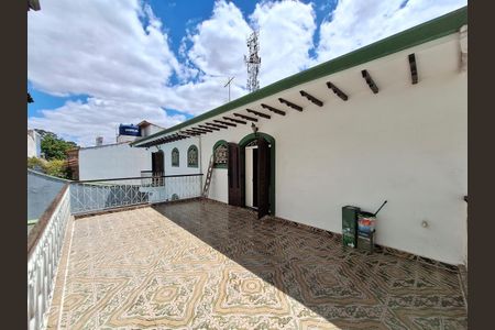 Casa à venda com 700m², 5 quartos e 8 vagas Casa à venda com 700m², 5 quartos e 8 vagasVaranda