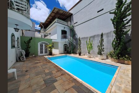 Casa à venda com 700m², 5 quartos e 8 vagas Casa à venda com 700m², 5 quartos e 8 vagasQuintal