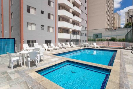 Apartamento à venda com 120m², 4 quartos e 2 vagas Apartamento à venda com 120m², 4 quartos e 2 vagasÁrea Comum - Piscina