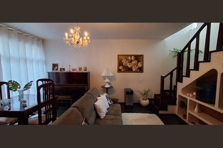 Casa à venda com 200m², 3 quartos e 2 vagas Casa à venda com 200m², 3 quartos e 2 vagasSala