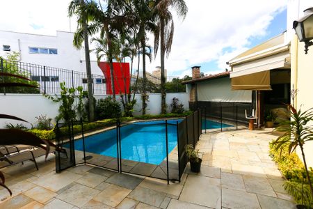 Casa à venda com 450m², 5 quartos e 7 vagasÁrea comum - Piscina