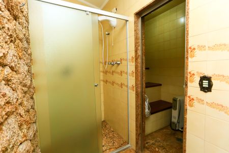 Casa à venda com 450m², 5 quartos e 7 vagasBanheiro da Suíte 4