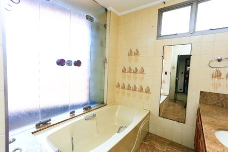 Casa à venda com 450m², 5 quartos e 7 vagasBanheiro da Suíte 1