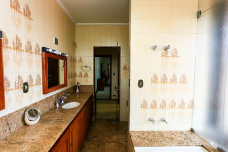 Casa à venda com 450m², 5 quartos e 7 vagasBanheiro da Suíte 1