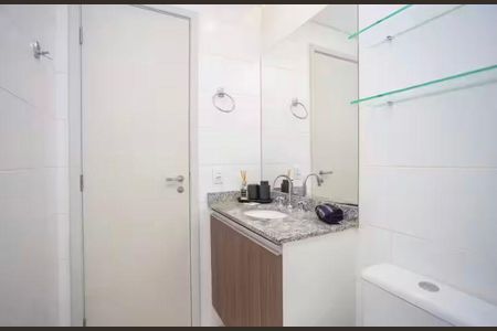 Banheiro de apartamento para alugar com 1 quarto, 31m² em Centro Cívico, Curitiba
