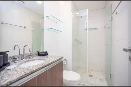 Banheiro de apartamento para alugar com 1 quarto, 31m² em Centro Cívico, Curitiba