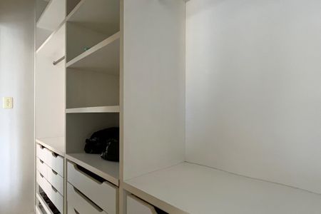 Apartamento para alugar com 160m², 3 quartos e 2 vagas Apartamento para alugar com 160m², 3 quartos e 2 vagasCloset da Suíte