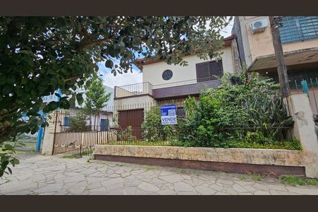 Casa à venda com 370m², 4 quartos e 1 vaga Casa à venda com 370m², 4 quartos e 1 vagaFachada