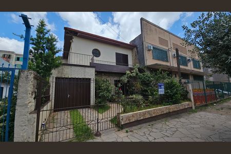 Casa à venda com 370m², 4 quartos e 1 vaga Casa à venda com 370m², 4 quartos e 1 vagaFachada