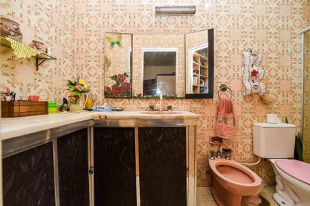 Casa à venda com 370m², 4 quartos e 1 vaga Casa à venda com 370m², 4 quartos e 1 vagaBanheiro da Suíte