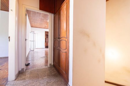 Casa à venda com 300m², 3 quartos e 5 vagasCorredor