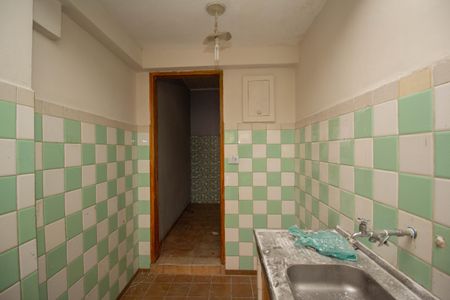 Cozinha de casa para alugar com 1 quarto, 40m² em Vila Serralheiro, São Paulo