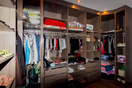 Casa à venda com 223m², 2 quartos e 10 vagas Casa à venda com 223m², 2 quartos e 10 vagasCloset da suíte 2