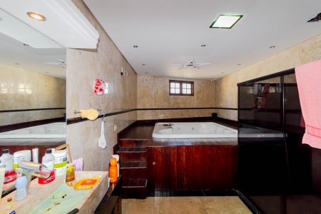 Casa à venda com 223m², 2 quartos e 10 vagas Casa à venda com 223m², 2 quartos e 10 vagasBanheiro da Suíte 2