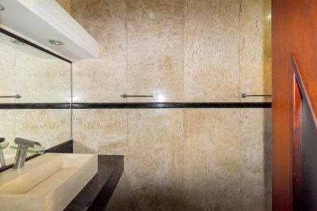 Casa à venda com 223m², 2 quartos e 10 vagas Casa à venda com 223m², 2 quartos e 10 vagasBanheiro da Suíte 1