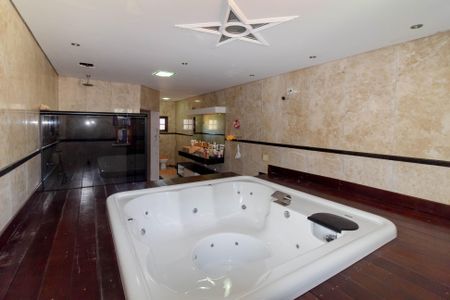 Casa à venda com 223m², 2 quartos e 10 vagas Casa à venda com 223m², 2 quartos e 10 vagasBanheiro da Suíte 2