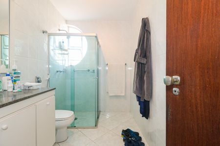 Casa à venda com 323m², 4 quartos e 4 vagas Casa à venda com 323m², 4 quartos e 4 vagasBanheiro