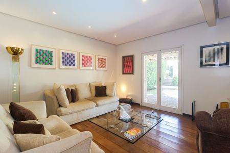 Casa à venda com 323m², 4 quartos e 4 vagas Casa à venda com 323m², 4 quartos e 4 vagasSala